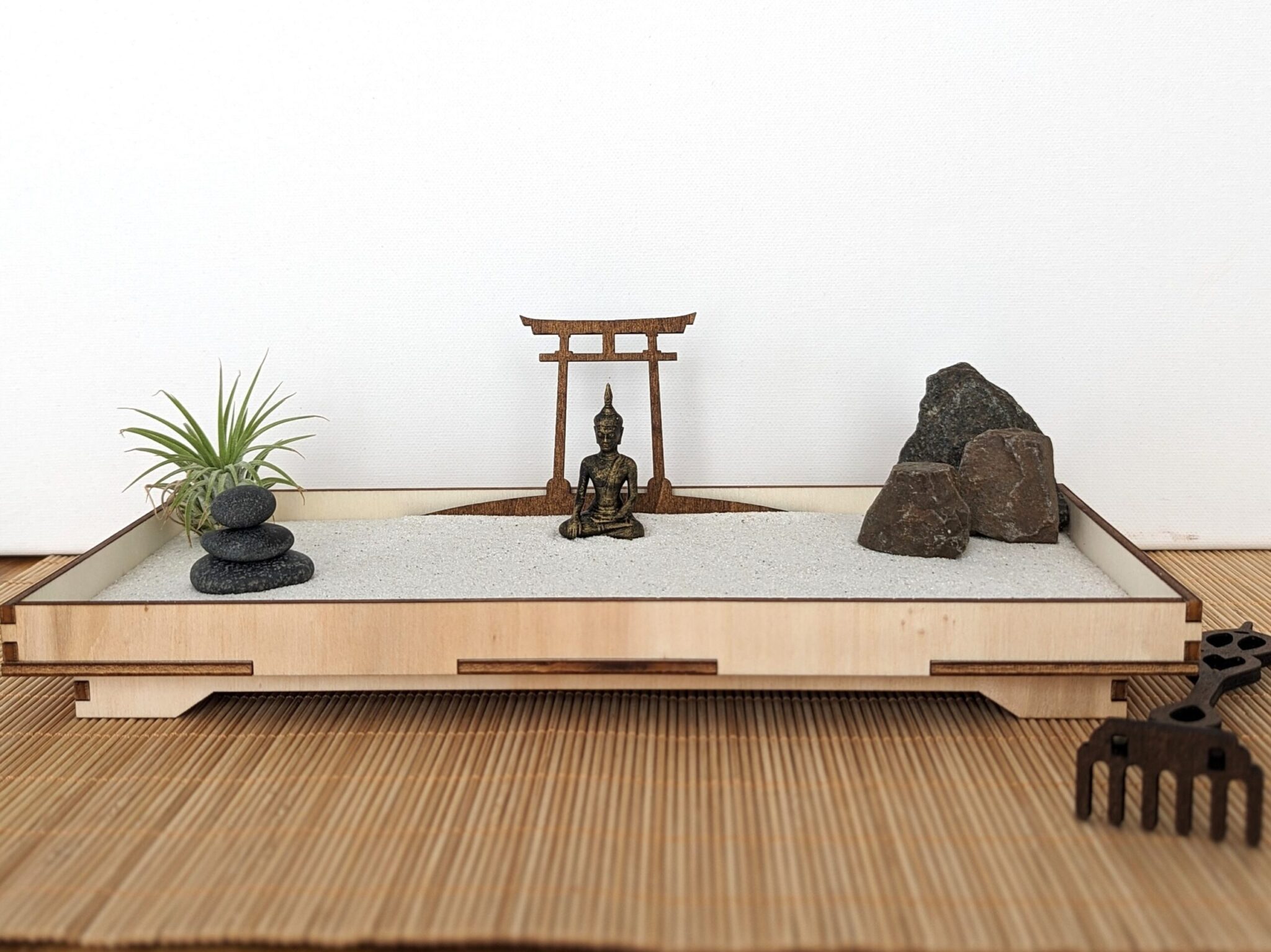 Zen-Garten aus FSC-Holz mit Buddha, Tillandsie & Sandstempel – handgefertigtes Set (29,5 × 15 cm) – Bild 3