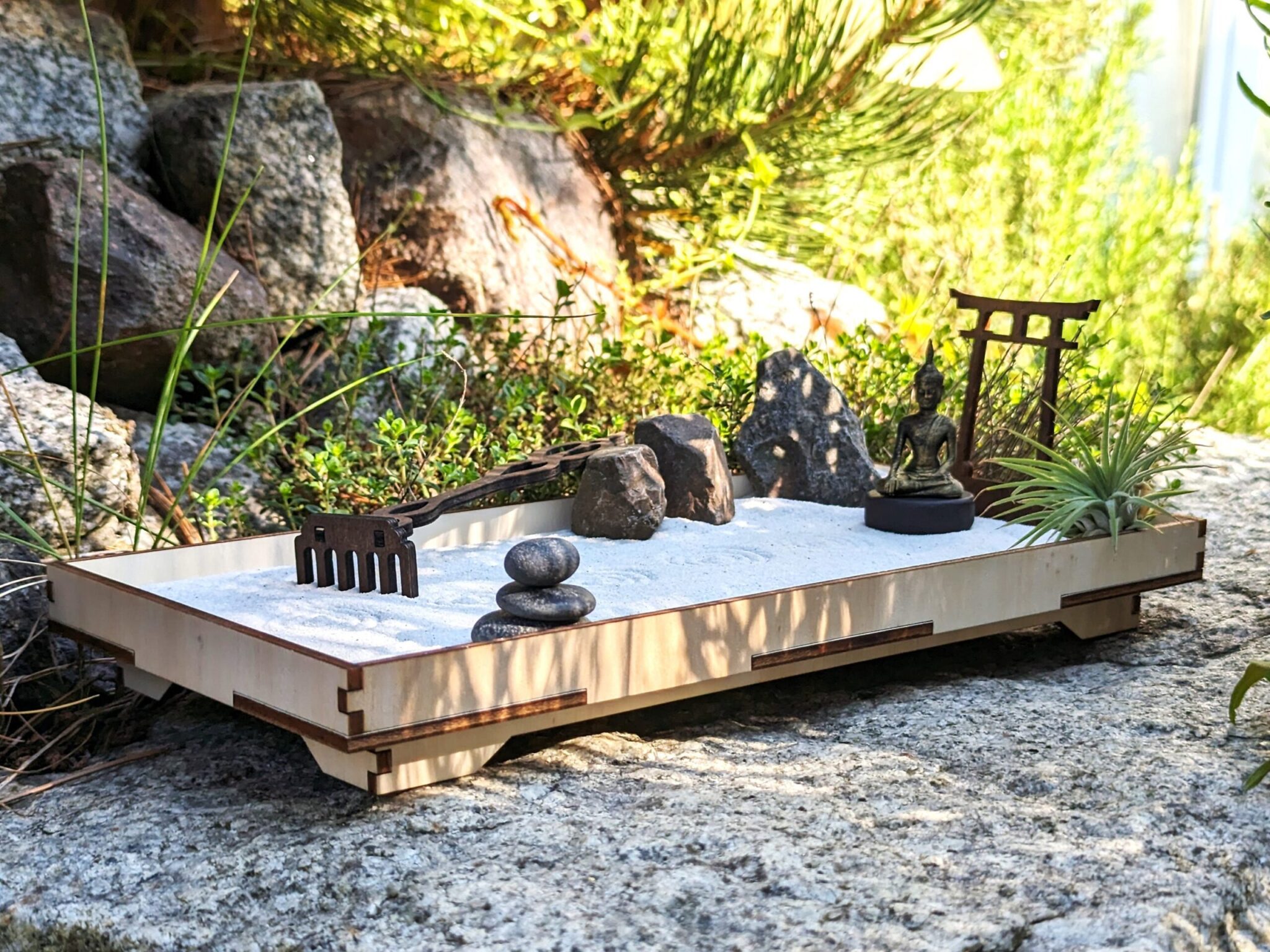 Zen-Garten aus FSC-Holz mit Buddha, Tillandsie & Sandstempel – handgefertigtes Set (29,5 × 15 cm) – Bild 2