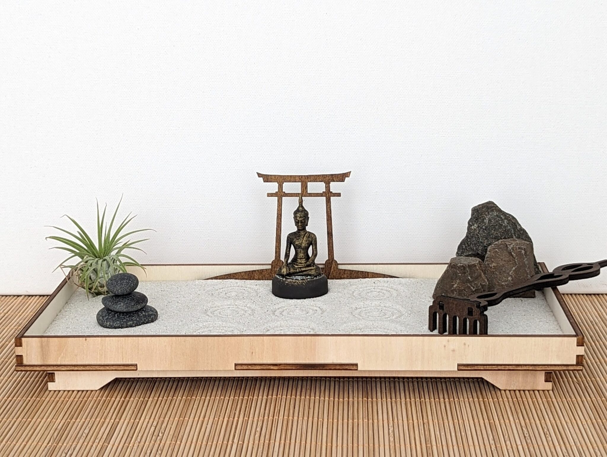 Zen-Garten aus FSC-Holz mit Buddha, Tillandsie & Sandstempel – handgefertigtes Set (29,5 × 15 cm) – Bild 4