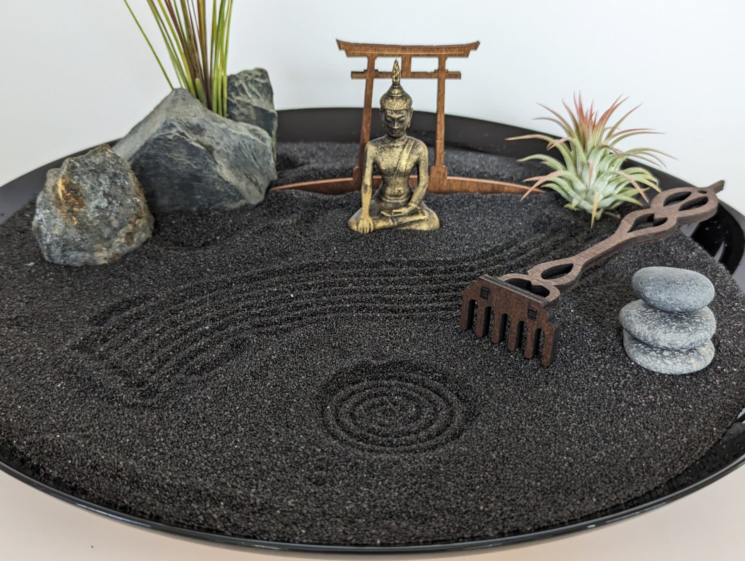 Zen-Garten aus schwarzem Opalglas mit schwarzem Sand, Buddha & Tillandsien – handgefertigtes Set (Ø 32 cm) – Bild 2
