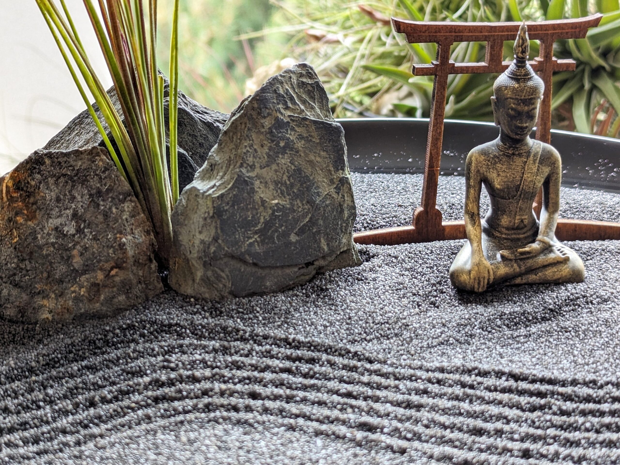 Zen-Garten aus schwarzem Opalglas mit schwarzem Sand, Buddha & Tillandsien – handgefertigtes Set (Ø 32 cm) – Bild 4