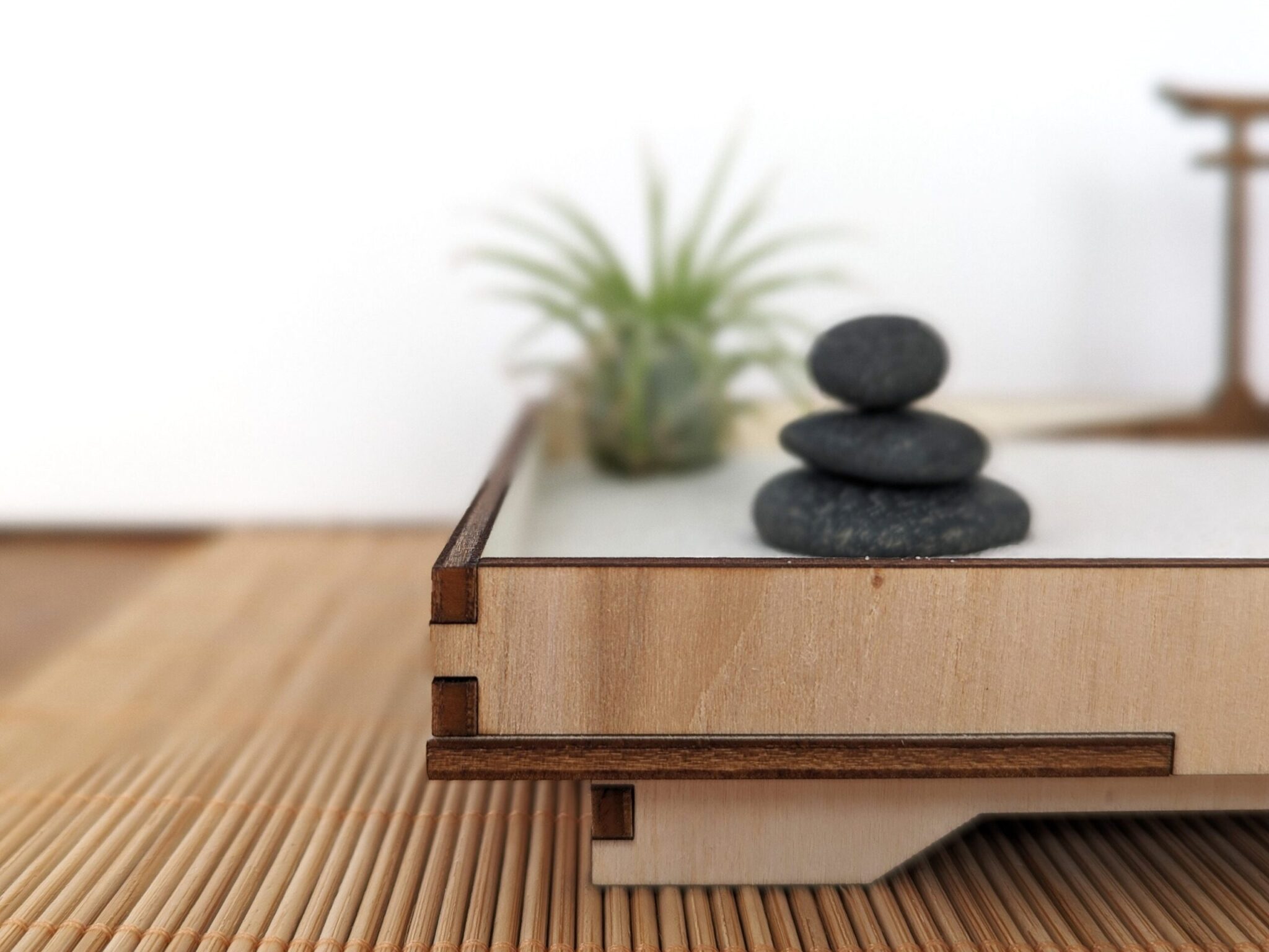 Zen-Garten aus FSC-Holz mit Buddha, Tillandsie & Sandstempel – handgefertigtes Set (29,5 × 15 cm) – Bild 5