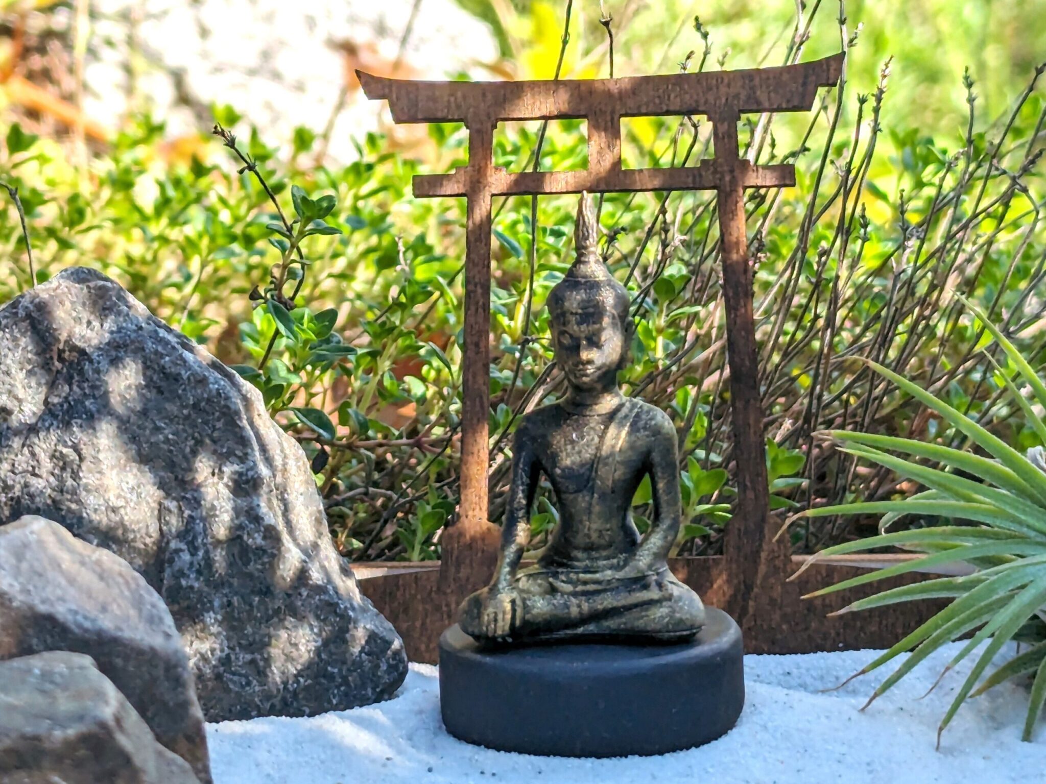 Zen-Garten aus FSC-Holz mit Buddha, Tillandsie & Sandstempel – handgefertigtes Set (29,5 × 15 cm) – Bild 10