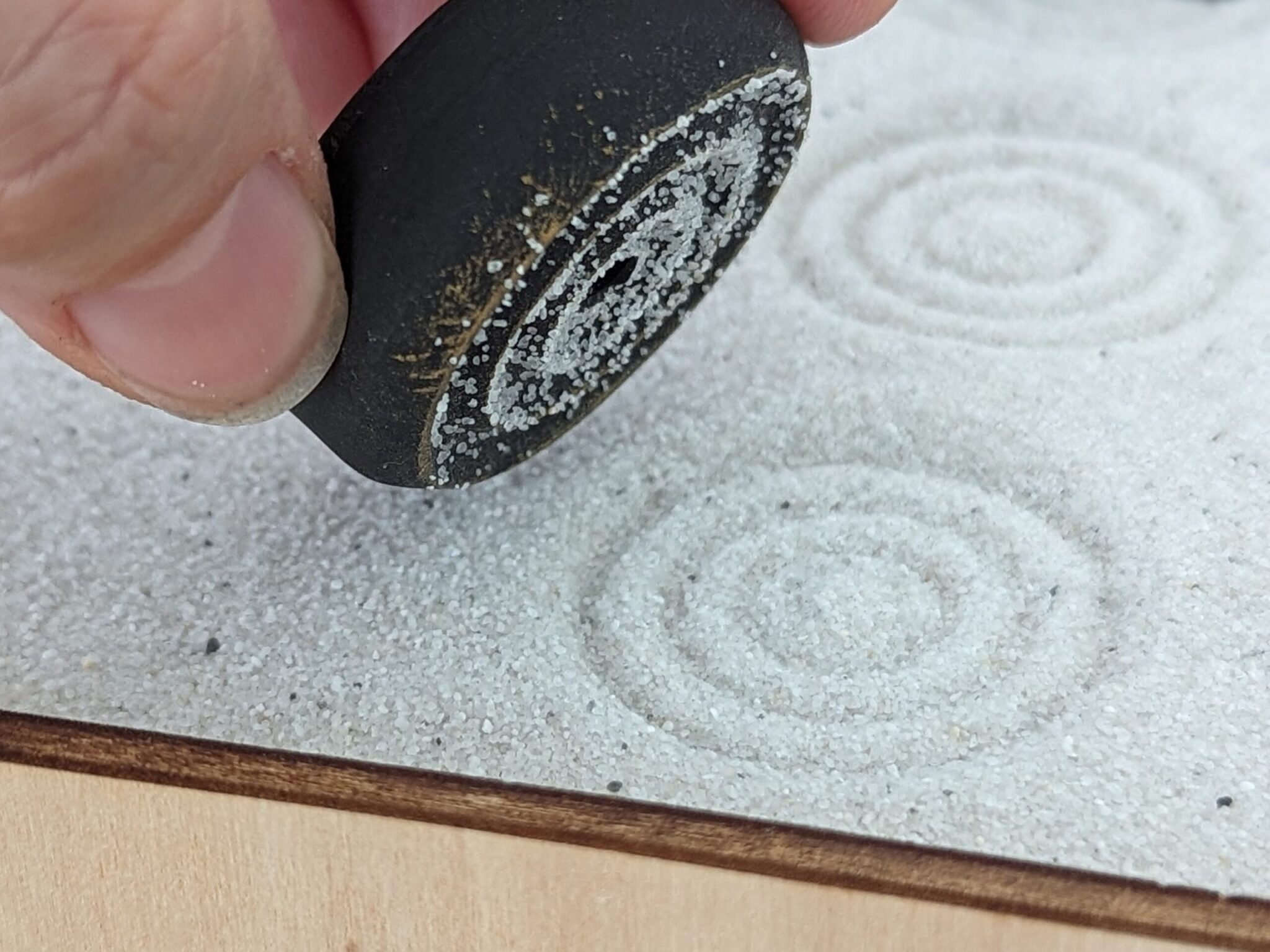 Zen-Garten aus FSC-Holz mit Buddha, Tillandsie & Sandstempel – handgefertigtes Set (29,5 × 15 cm) – Bild 8