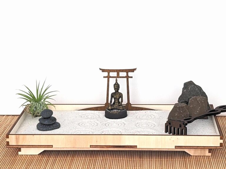 Zen-Garten aus FSC-Holz mit Buddha, Tillandsie & Sandstempel – handgefertigtes Set (29,5 × 15 cm)