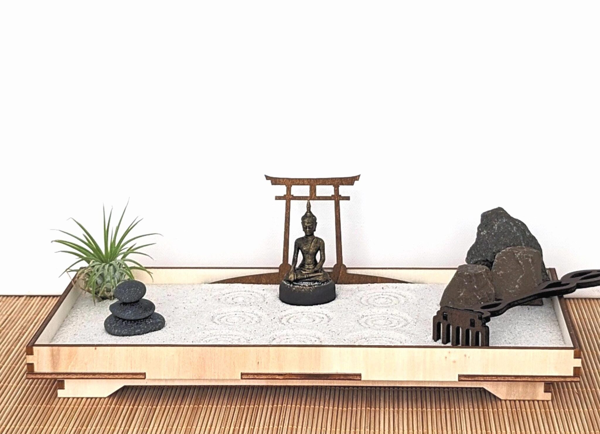 Zen-Garten aus FSC-Holz mit Buddha, Tillandsie & Sandstempel – handgefertigtes Set (29,5 × 15 cm)
