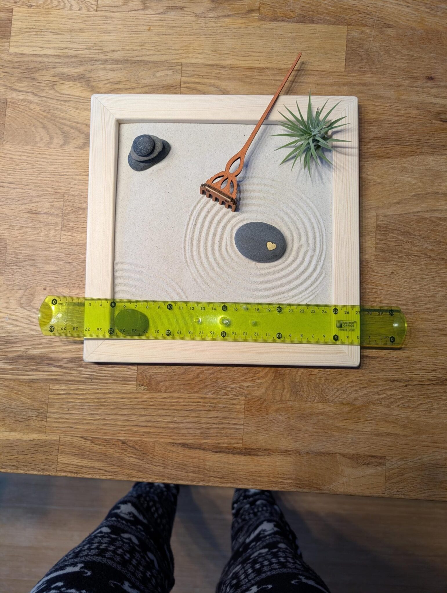 Zen-Garten mit Goldherz – handgefertigtes Geschenk aus Holz (25 × 25 cm) – Bild 6