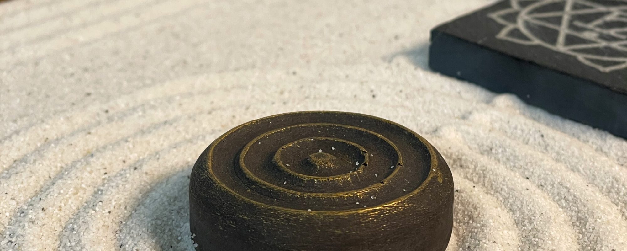 Ruhe im Sand – Entspannung mit Sandmalerei Shamon-Sandmalerei im Zengarten
